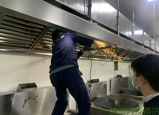商用厨房烟道积油隐患频发，专业清洗成安全经营必修课