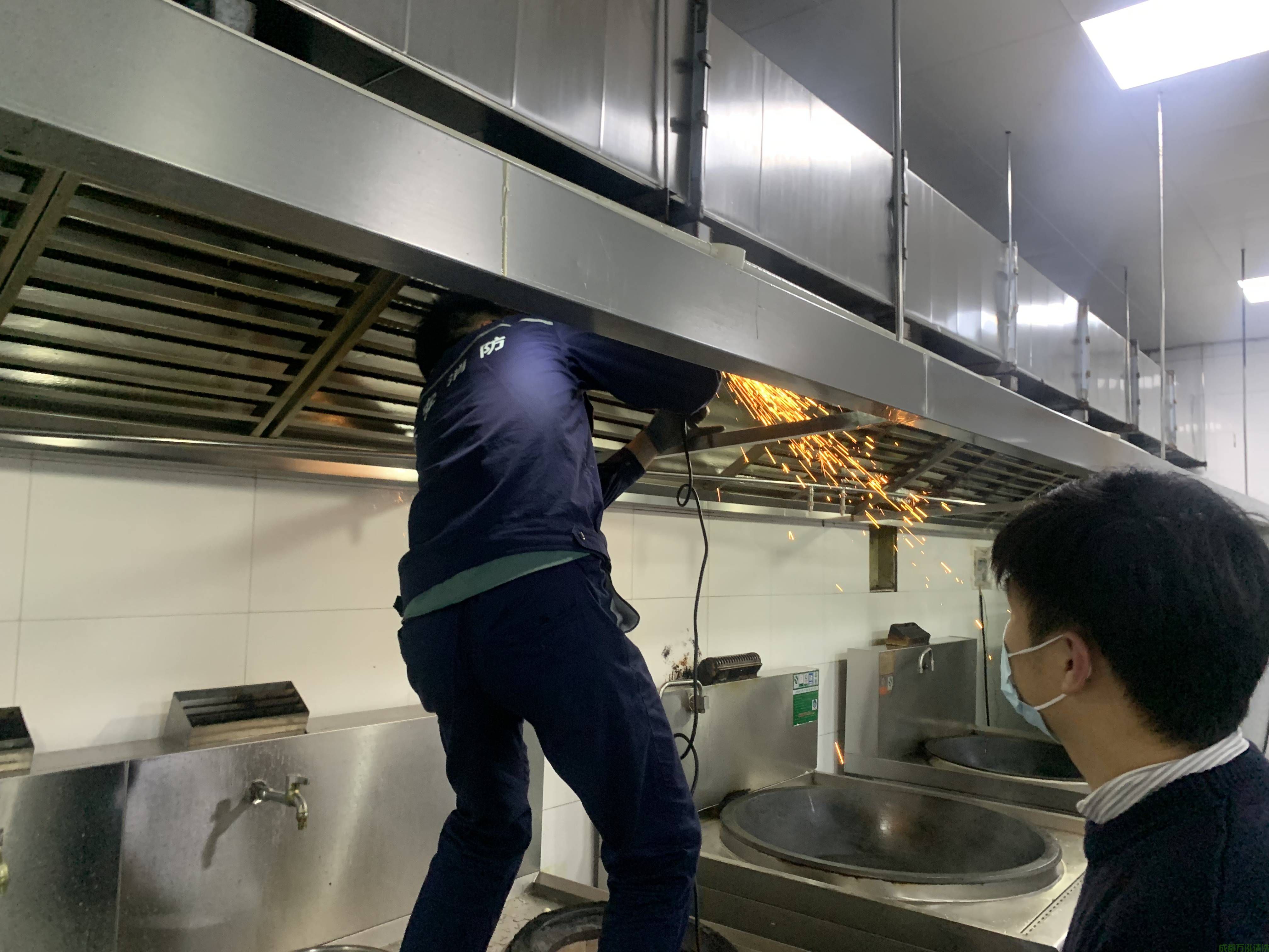 2025年9月15日广汉某医院食堂厨房油烟机和烟道清洗案例