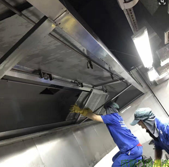 2025年9月20日广汉某自助餐厅厨房油烟机和烟道清洗案例