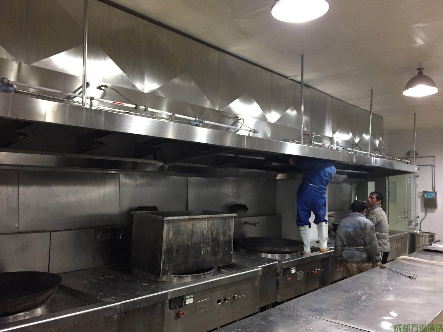 2025年10月16日广汉某高校食堂厨房油烟机和烟道清洗案例