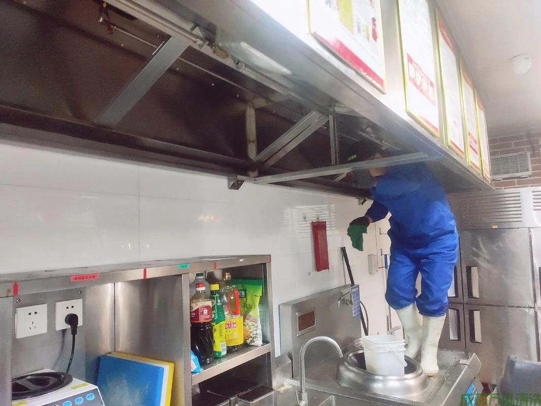 2025年9月25日某大学广汉校区食堂厨房油烟机和烟道清洗案例
