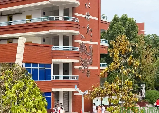 2025年08月16日绵阳某中学食堂厨房油烟机和烟道清洗案例